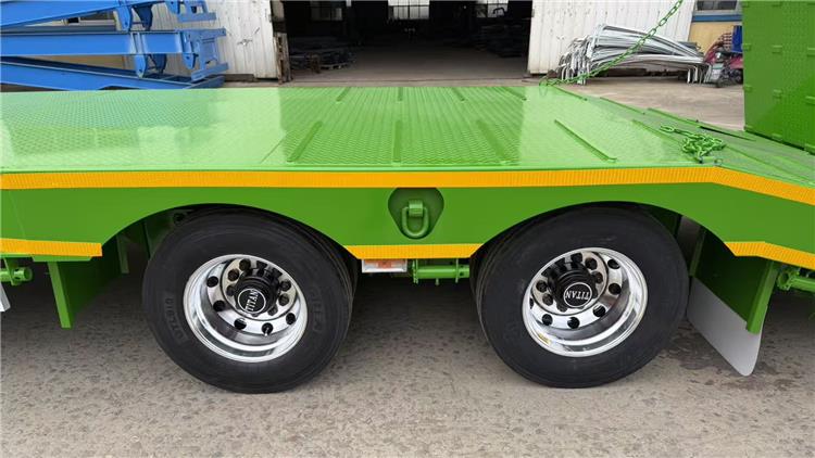 Semi Remorque Surbaissé à 2 Essieux à Vendre En RD Congo