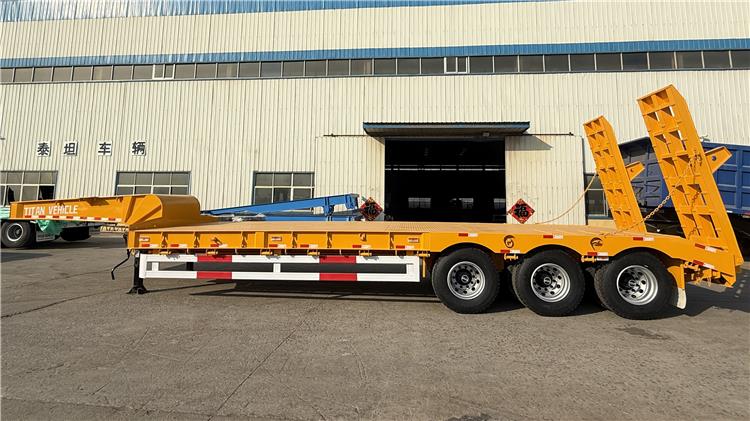 Camion Semi Remorque Plateau Surbaissé Porte Engin À Vendre In Guinea