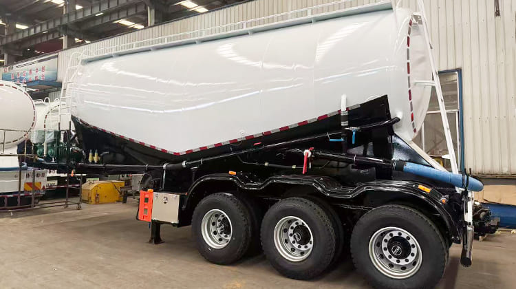 Semi Remorque Spitzer Citerne Pulvérulent Au Burkina Faso