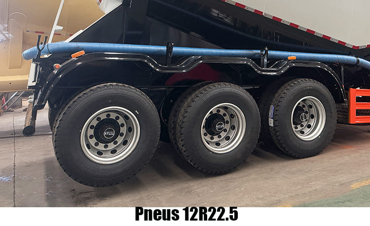 Semi Remorque Spitzer Citerne Pulvérulent Au Burkina Faso